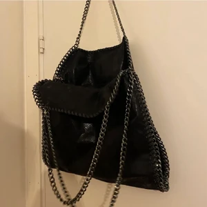 Stella mCartney liknade - Säljer min stella mccartney liknade väska som är large/medium och aldrig används💕