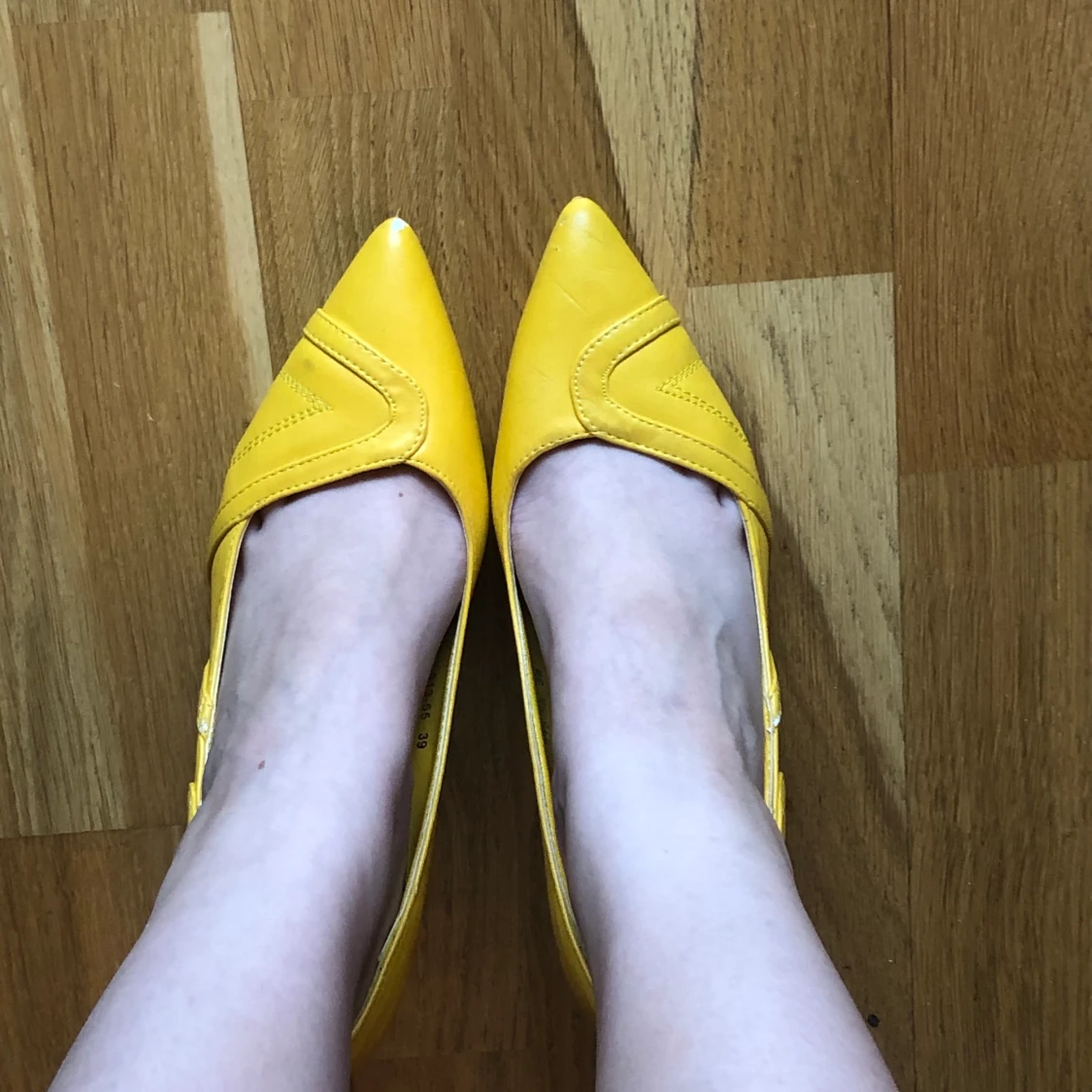 Bellucci gula stilettklackar  - 90