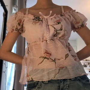 Babydoll blus - Säljer denna superfina babydoll blusen med puffärmar och pärlor från märket ”only you”. Står ingen storlek men passar mig som vanligtvis har xxs-xs. Skulle uppskatta att den kan passa upp till M och L också eftersom blusen är väldig stretchig. Vid bystet är det även ett till lager av tyg så kan kan lätt ha plagget utan bh. Skriv för fler bilder/info :3