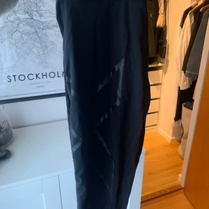 Träningstights - Ett par fina 2xu kompressionstights som är köpta för ca 800kr. Säljer då de blivit för små för mig. Storleken är S, men till mer XS😊 Kontakta privat för frågor ❤️
