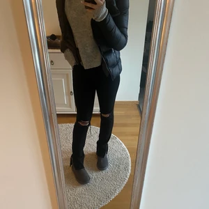 Zara jeans 🥰 - Säljer dessa snygga jeans som passar 36-40 typ 🥰 Skriv privat om ni undrar något🥰 Köpte för ungefär 360 någonting och har knappt använt dom så kan tänka mig sälja de för 150-200💕