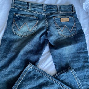 Wrangler jeans - Lågmidjade vintage wrangler jeans. Storlek W28 L32. Skriv privat för exakta mått eller fler bilder💕