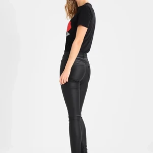 Vero Moda - Säljer dom här enormt snygga skinnbyxorna. Väldigt sköna inuti och passar bra till nästan allt. Byxorna är i storlek M men passar även L