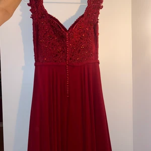 Balklänning, stl. 38 - Säljer min balklänning som är oanvänd pga pandemin. Klänningen är ifrån dressroom. Nypris 5800kr. Säljer för 4000kr, kan gå ner i pris vid snabb affär! 