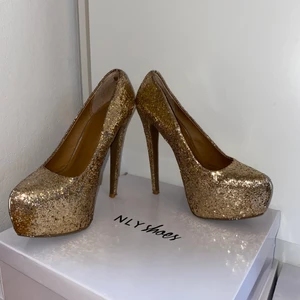 CUBA shoes  - Klackskor från märket CUBA shoes, använt en gång. Är i storlek 40 men pga hög platå så gick jag upp 3 storlekar med inlägg. Passar 37-38. Säljer för 200kr