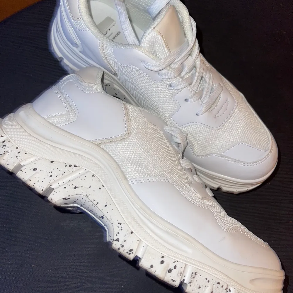 Säljer dessa snygga vita sneakers från skopunkten som min kompis köpt men knappt använt. Skor.