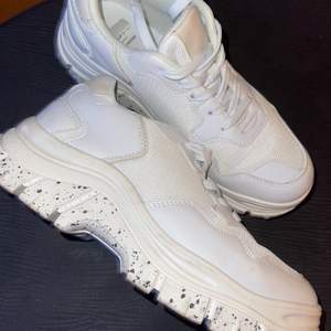 Säljer dessa snygga vita sneakers från skopunkten som min kompis köpt men knappt använt
