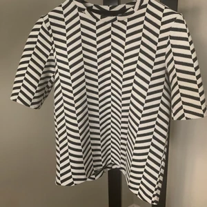 Topp - Snygg topp från Lindex lite tjockare material, med kort arm 