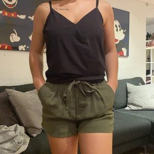 Linne o shorts  - Linne från saint tropez, storlek m. Short från bikbok, storlek s 