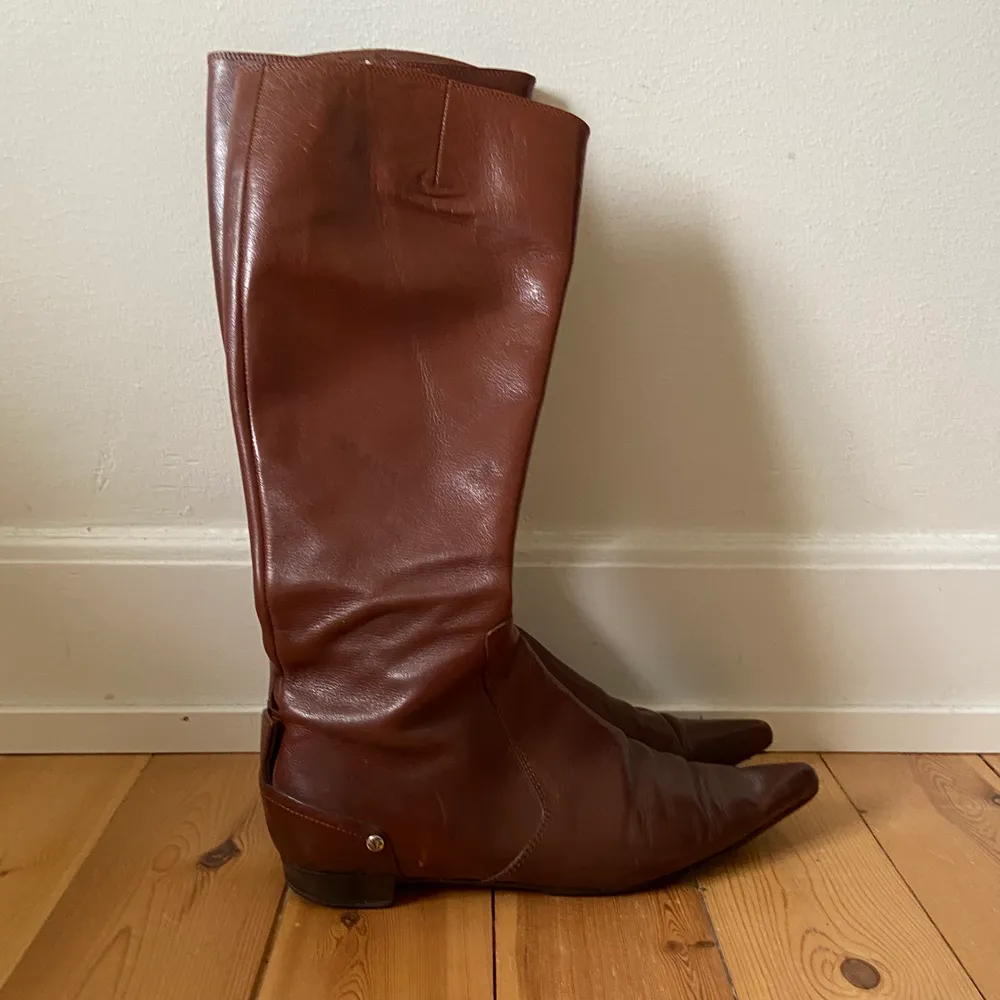 Ysl boots köpta secondhand men tyvär för små! Passar nog en storlek 36 Fin kvalitet! Vet ej om äkta värva priset, köpare står för frakt! . Skor.