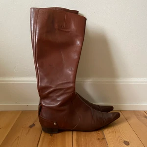 Ysl boots - Ysl boots köpta secondhand men tyvär för små! Passar nog en storlek 36 Fin kvalitet! Vet ej om äkta värva priset, köpare står för frakt! 
