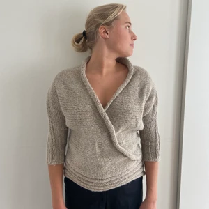 Stickad tröja  - Stickad tröja i beige och i fin modell med tajta armar och urringning fram. Från Topshop i storlek 36 och i bra skick💛