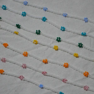 Blommhalsband - Blommhalsband i flera olika färger. Halsbandet är justerbart och det går att önska färger på blommorna om du inte vill ha någon v dem som visas på bilderna.