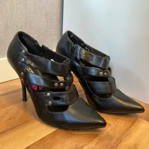 Säljer dessa coola svarta klackskor med silvriga detaljer. Dom är köpta från din sko för 299kr. Dom är i riktigt läder. Dom är använda där av priset. Men det finns inga direkt ytliga skador på dom:) För fler bilder skriv i dm. ❗️frakt tillkommer❗️