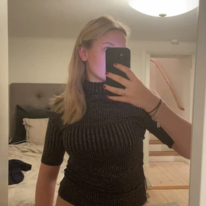 Glittrig topp - Säljer min snygga glittriga T-shirt från bikbok med polo krage❤️‍🔥. Galet snygg till fest men även till vardag! Köparen står för frakt❤️‍🔥