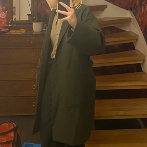 Kappa - Jättesnygg grön kappa från InWear💕  Aldrig använd och väldigt varm och skön! Köpt för 2600kr och säljer för endast 1600kr👍🏽