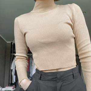 Beige ribbad turtle neck. Inte använd så ofta. Storlek S och kort i längden 