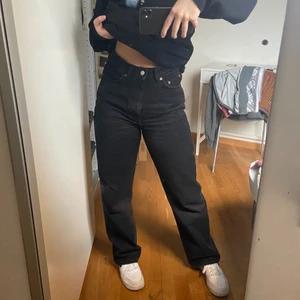 Weekday rowe jeans - Säljer mina favoritjeans!! Jättefina i passformen och jag är 160cm så de går nästan till marken när jag har skor🤩 de är använda men fortfarande i väldigt bra skick, frakt tillkommer!