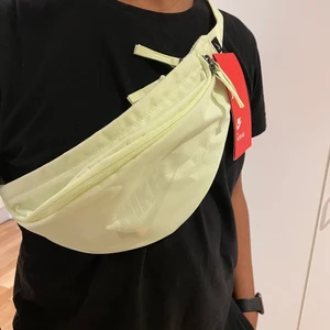 Nike bag - Splitterny med lapp på, limegrön färg. 