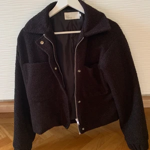 Teddyjacka i st 34 - Jag säljer denna lite croppade teddyjacka i st 34. Den är från Nelly och ser inte använd ut. Säljer pågrund av att den börjar bli lite liten