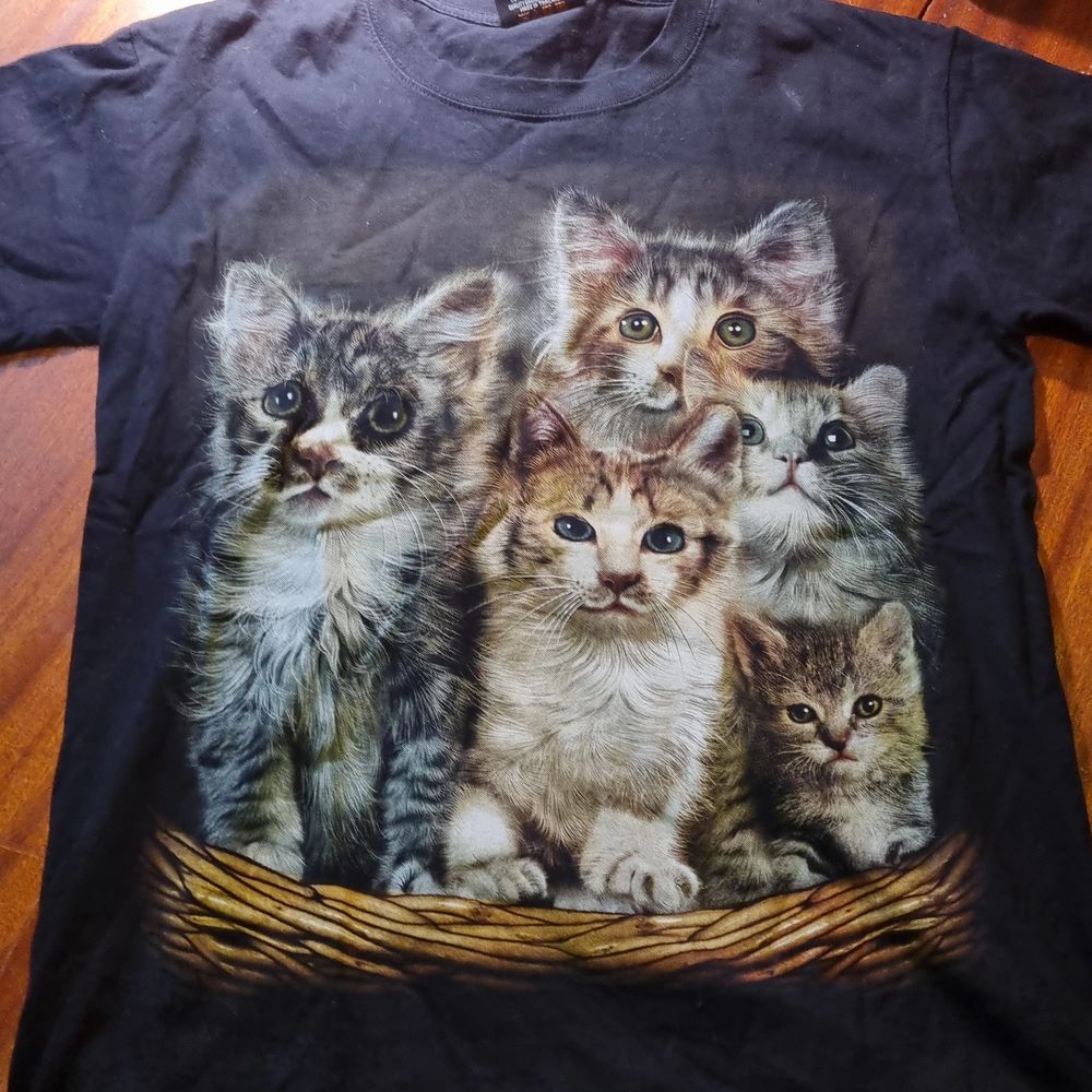 Tshirt med katter lika tryck fram och bak. 10 kr + frakt. Allt i min profil 10 kr. Samfraktar ❣knappt använd.. T-shirts.