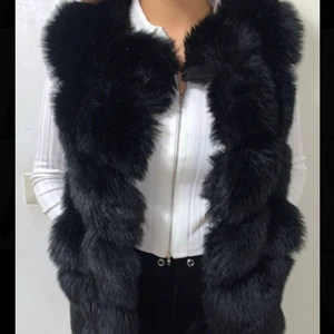 Päls väst - Pälsväst från lovely of Sweden med fake päls. Knappt använd, endast någon enstaka gång. Priset kan diskuteras under snabb affär. 