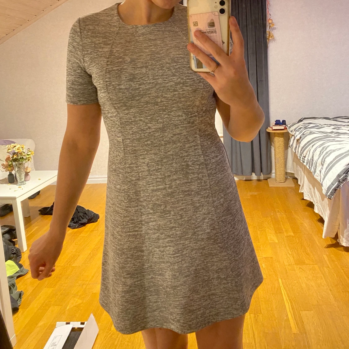 Ljusgrå/silvrig klänning stl S