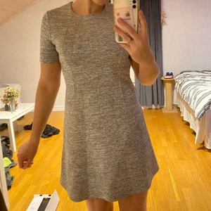 Ljusgrå/silvrig klänning stl S - Jättesöt ljusgrå/silvrig klänning från Lindex som aldrig är använd (prislapp kvar). Den slutar just ovanför knäna och är i stl S. Ordinarie pris 399kr.