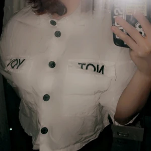 Kortärmad skjorta storlek S - Skjorta köpt 2019, använder inte längre, från bershka. Skönt material dock lite skrynklig men det beror på att den aldrig används. 