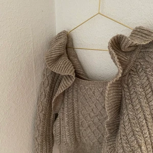 Beige stickad tröja - Suuuperfin stickad tröja som nästintill är oanvänd, den är från HM och slutsåld , den passar både xs och s🤩 64% polyester 30% akryl 6% ull