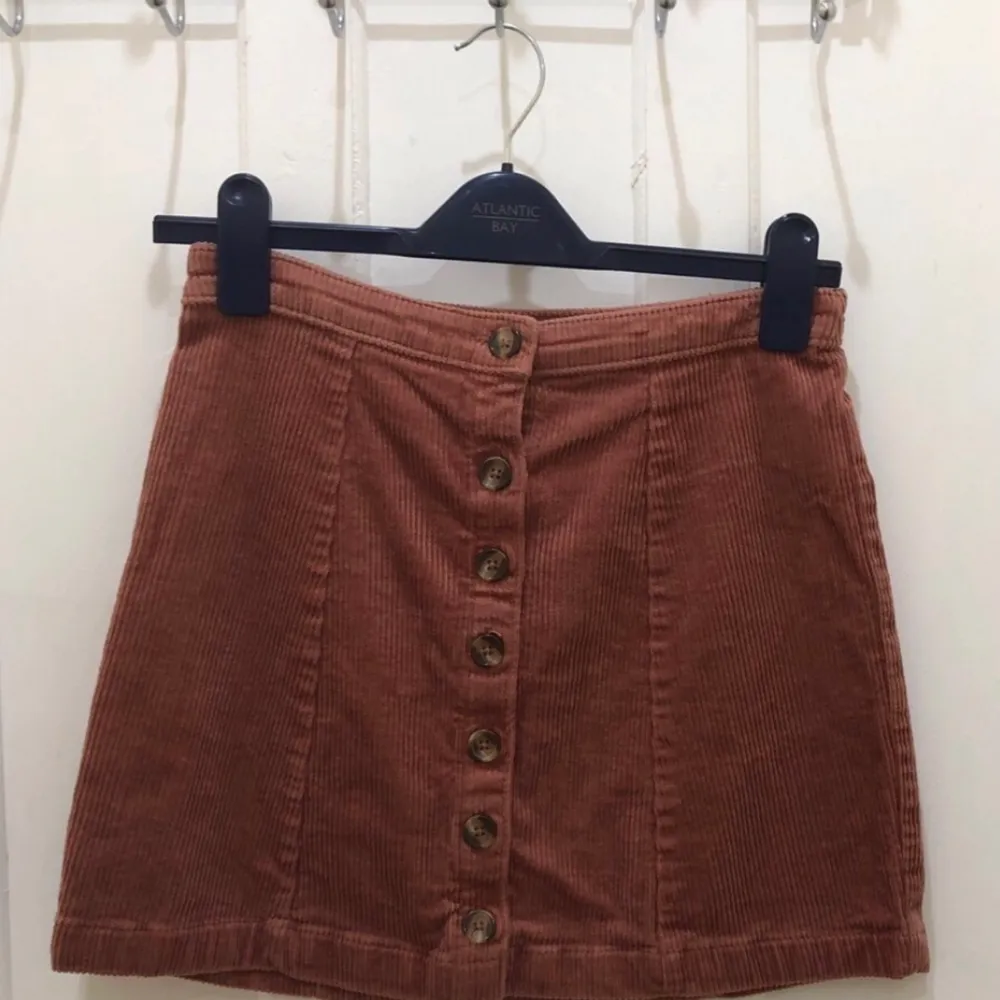 Forever 21 knee length skirt in great condition size M colour brown . Kjolar.