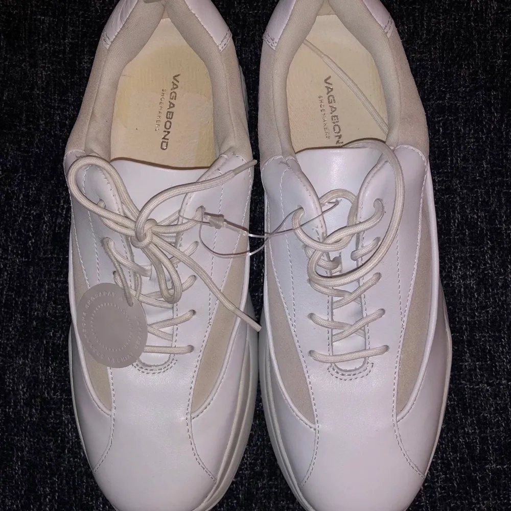 Säljer helt nya vit/beiga vagabond skor. Storlek:38 Nypris 999kr . Skor.