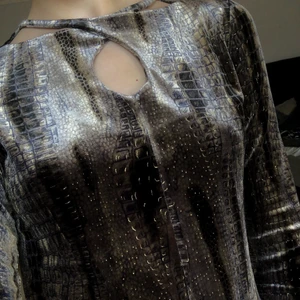 mönstrad tröja - skitcool och unik. det är ett sammetsmaterial på utsidan och det skimrar lite. köpte den på humana och den är i bra skick, inte mycket använd av mig. trekvartsärmar med slits. passar mig som har s ibland xs, dock är den också hyfsat stretchig och en aning pösig på mig :)