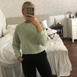 Pull&bear tröja  - Mintgrön tröja från pull & bear✨ Lite croppad i modellen🌷 köpare står för frakten
