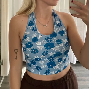 Halternecktop - Säljer denna fina topp från Shein då den är lite liten för min byst och känner att jag ej kommer använda den. Oanvänd! Köparen betalar för frakten och katt finns i hem 🥥