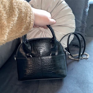Zara väska🖤🦓 - Säljer min populära svarta krokodilmönstrade Zara väska som är helt slutsåld🖤🦓 Det långa bandet som syns i bakgrunden medföljer! 