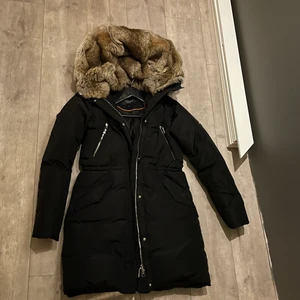 Hollies jacka strl  34/36 - Hej! Säljer min vinterjacka jag köpte förra vintern från märket hollies i modell powder mountain. Den har en stor mysig pälsluva som även går att ta bort om man skulle vilja det. Den är använd fåtal ggr och är i bra skick. Jackan är i strl 32 men skulle säga att den är mer som en 34/36 då den är stor i storleken. Nypris, 4499kr mitt pris 1000kr 