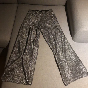 glitter byxor - ‼️katt finns i hemmet‼️ använd ett par gånger, ganska så bra skick! 