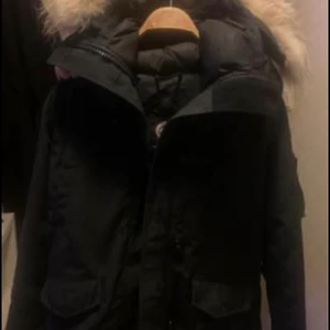 Canada goose jacka - Säljer min fina Canada goose som endast är använd en vinter. Det är en storlek L men jag skulle definitivt säga att det är mer som en M