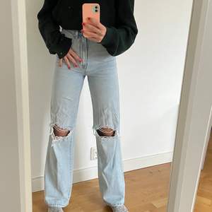 Raka jeans som passar mig som är 174 cm ! Jeansen är endast använda 1 gång så dom är så gott som nya! Köparen står för frakten :) 