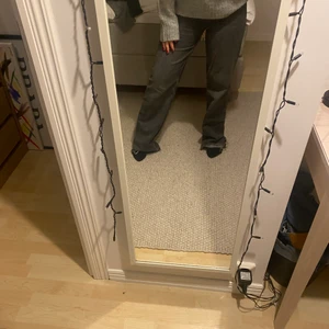 Zara jeans strl 38 - Säljer dessa trendiga zara jeans då de är för långa för mig, använda ett fåtal gånger och är i super fint skick! 