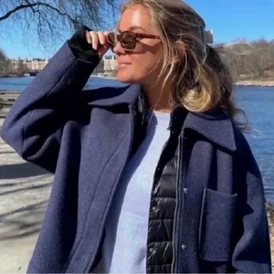 Populär jacka  - Snygg jacka från NAKD, säljer den i den beiga färgen. Snyggt oversize, lite nopprig men det går att ta bort. 