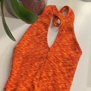 Halterneck topp  - Väldigt fin och simpel halterneck topp från Gina tricot. Materialet är superskönt och toppen går att styla på flera olika sätt så den passar en själv. Säljer endast eftersom jag själv tycker det är obekvämt med plagg som sitter runt nacken och därför använd max 3 gånger. Buda gärna (nypris 250 kr) 🧡