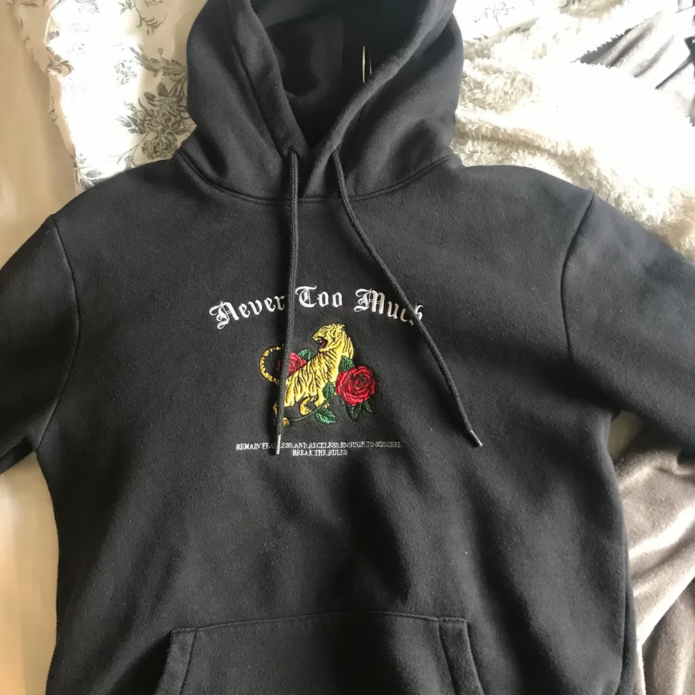 Skitsnygg hoodie som tyvärr inte kommer till användning. Köpt på hms killavdelning 💘. Hoodies.