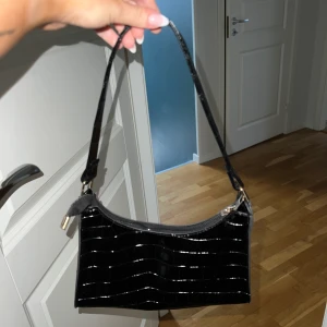 Väska - Väska ifrån shein, knappt använd ! Säljer för att den ej kommer till användning 60kr + att frakten INGÅR 💗💗💗🖤