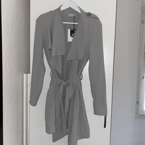 Trenchcoat Strl XS - Trenchoat som aldrig blivit använd i storlek XS, nypris 500kr så säljer den för 350kr