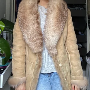 mockajacka med päls - Pälsjacka med mockamaterial. Jackan har även päls inuti och är därför väldigt varm! Köpt på sellpy så mockan är inte i så bra skick. Jackan är i storlek S och jag själv brukar vara XS så sitter lite större på mig. Jackan är i äkta päls