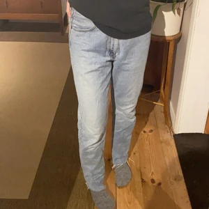 Levis jeans 534 - Jättefina jeans från Levis i strl W32 L32 med slitningar ner till och modell 534. Jylfen är lite krånglig och hoppar ut ibland men inget som stör jättemycket. Slitna på märket där bak, se bild 3. 😊