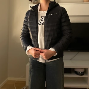 Jacka - Andvänd 3 gånger. Köpt för en månad sen. Kostade 1800