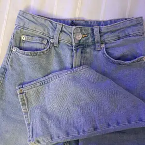 Blåa mom jeans i storlek 36.Är i bra skick och knappt andvänd. Skukt snygga och sköna och passar med det mesta. 💗💗